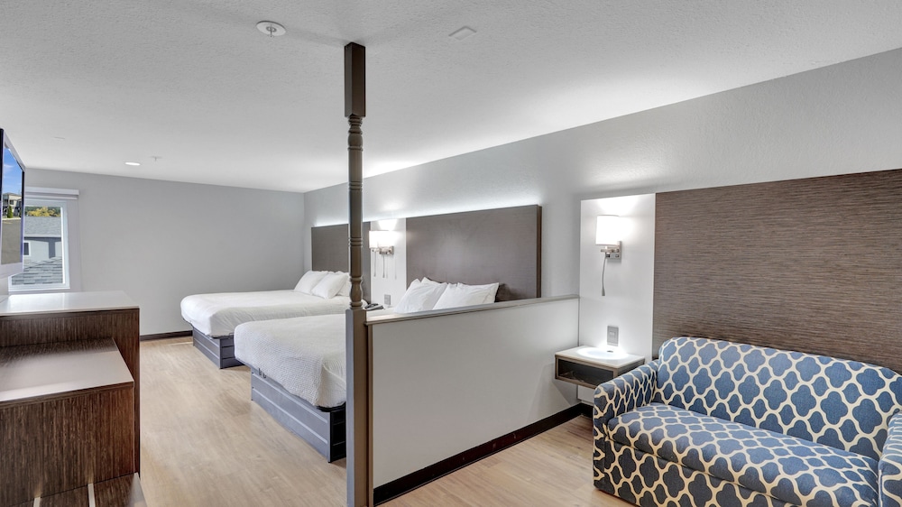 Junior Suite, Non Smoking (2 King Beds) - Photo 1