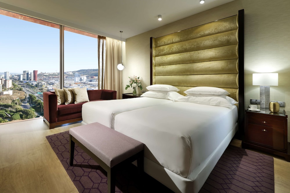 Club Room, 2 Twin Beds, City View