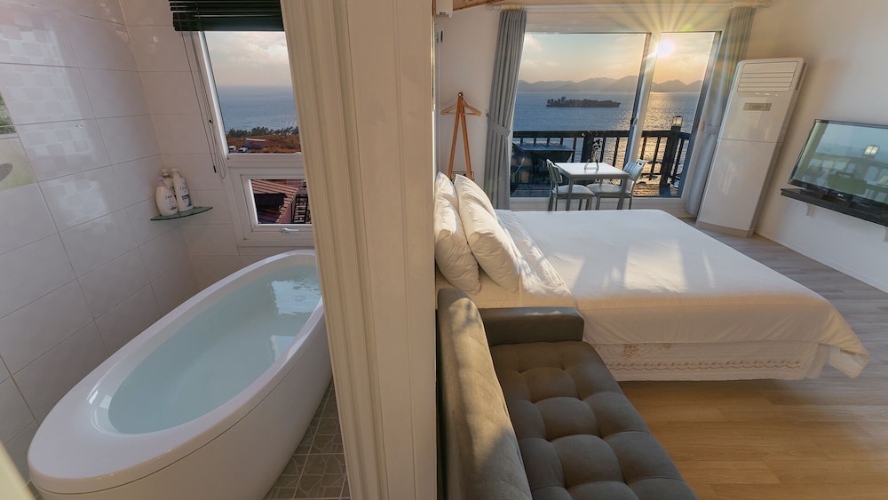 Deluxe Room, Sea View photo 3