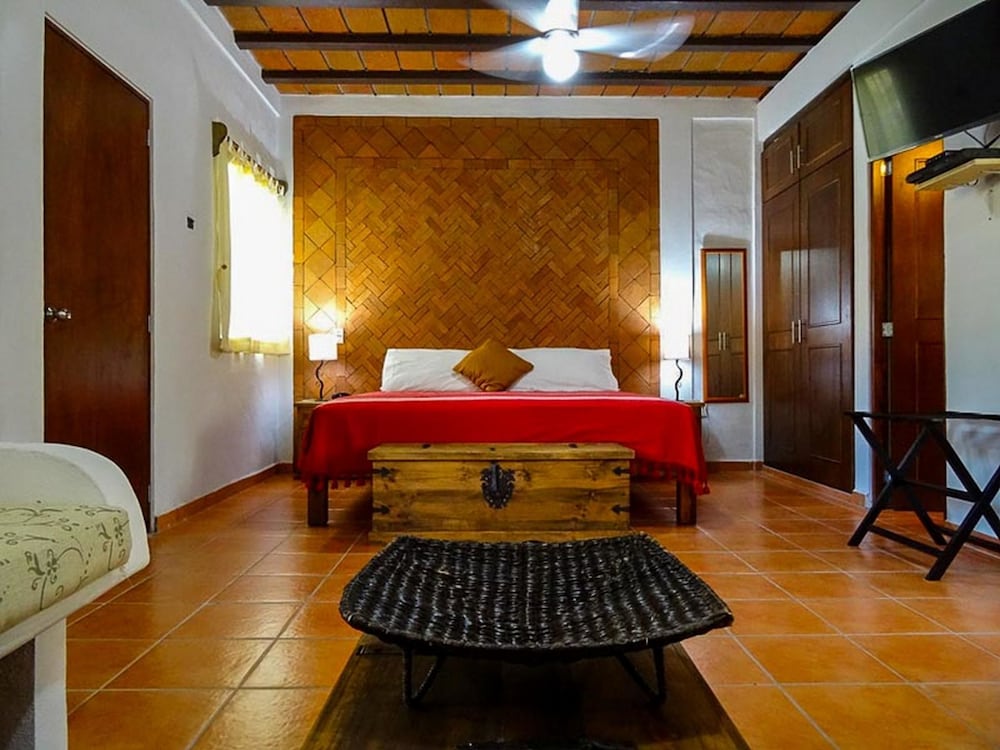 Traditional Studio Suite, 1 King Bed photo 1