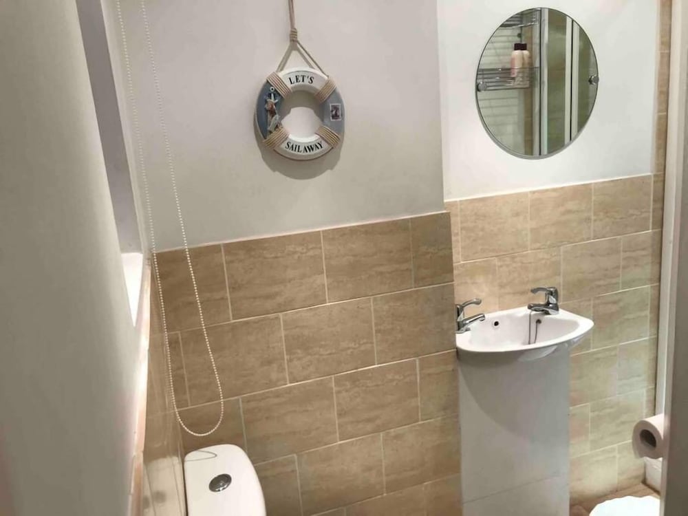 Suite, Ensuite photo 2