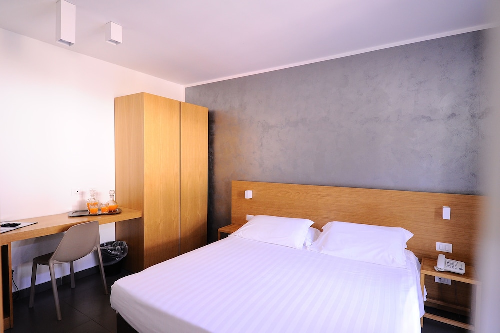 Standard Room, 1 Queen Bed, Non Smoking, Balcony (Converts to 2 Twin Beds) - Photo 2