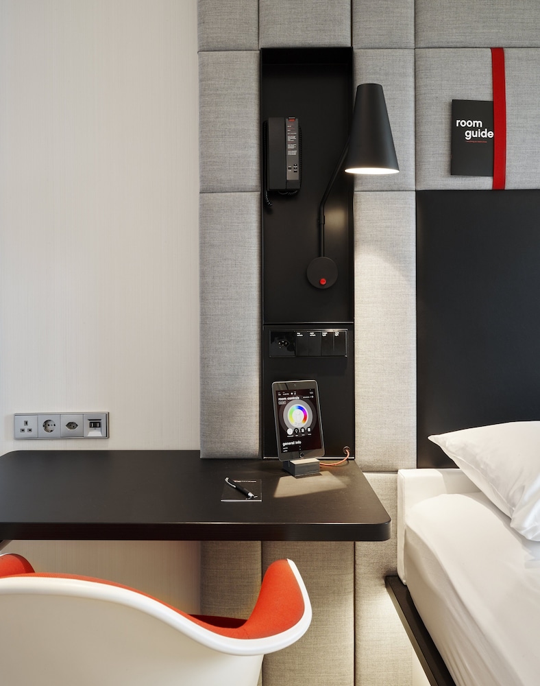 Premium Room, 1 King Bed (View) photo 2