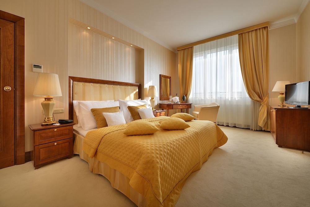 Deluxe Suite, 1 Bedroom, Terrace, City View (Including daily refilled free minibar) - Photo 1