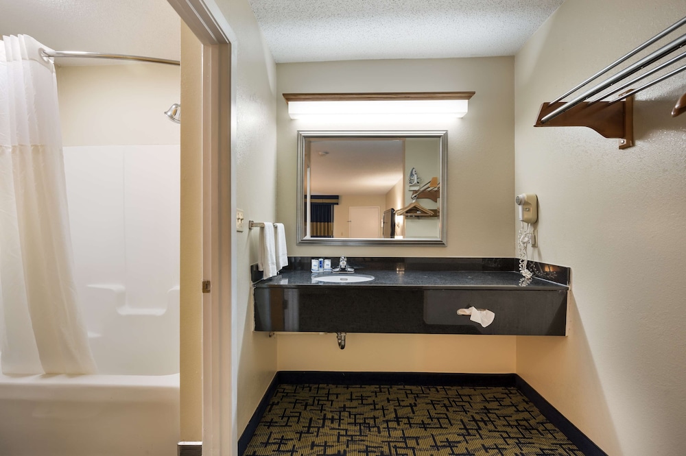 Suite, Multiple Beds, Non Smoking, Refrigerator & Microwave (Larger Room) photo 3
