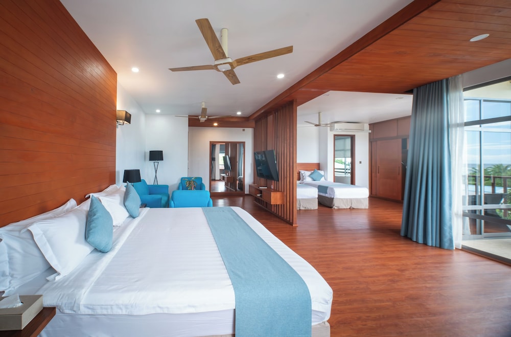 Family Studio Suite, Balcony, Partial Sea View photo 3
