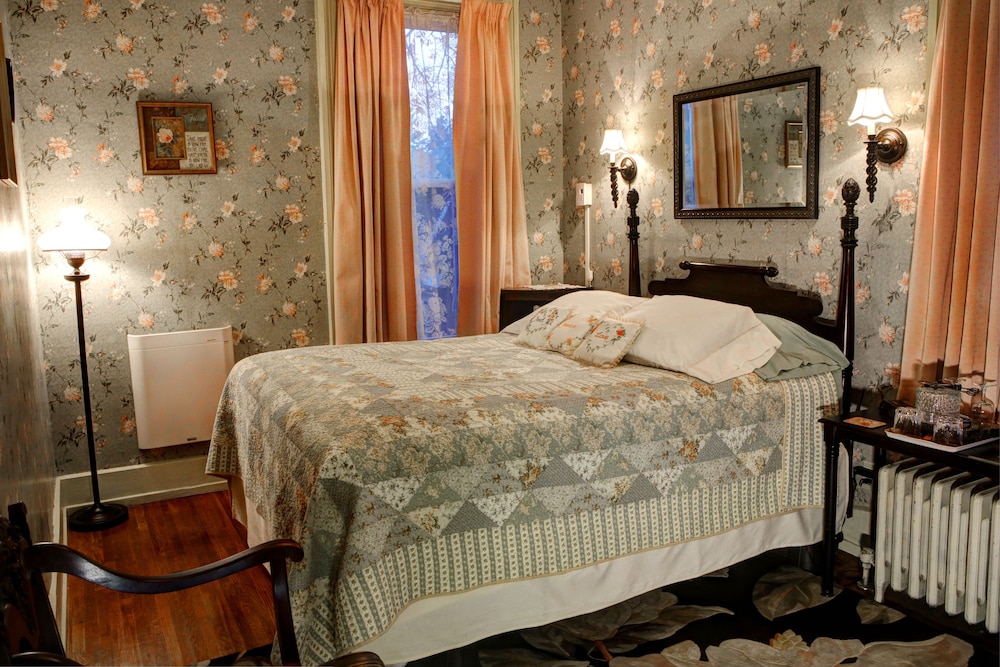 Room, Private Bathroom (Grace Yawger Room)
