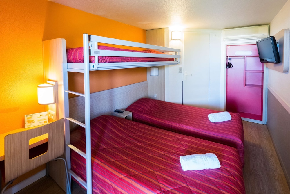 Standard Room, 3 Twin Beds photo 3
