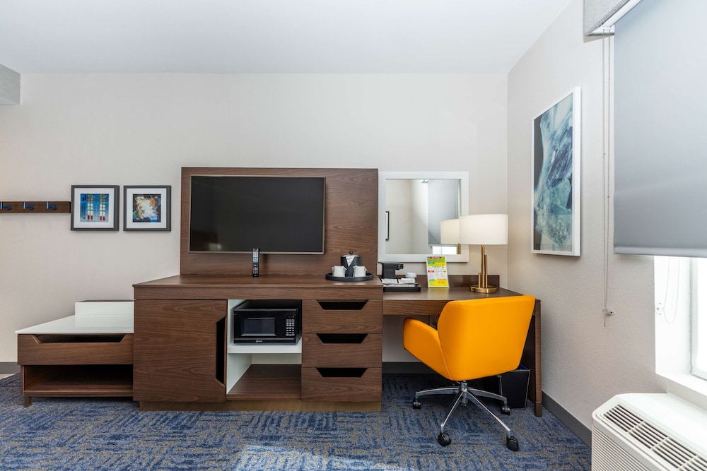 Suite, 2 Queen Beds, Accessible, Refrigerator & Microwave - Photo 7