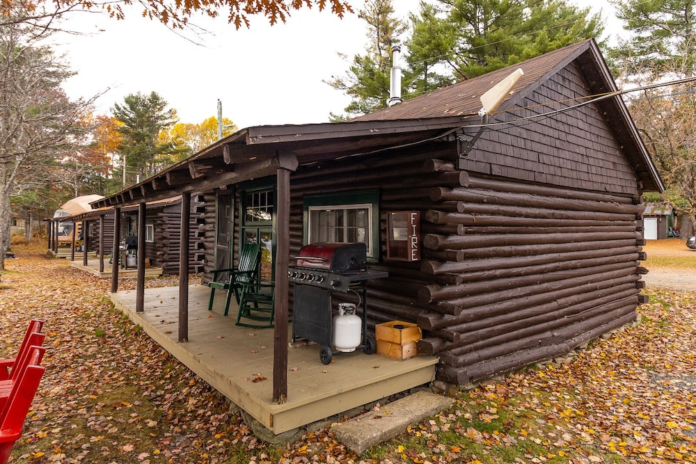Traditional Cabin, 2 Bedrooms, Kitchenette, River View photo 3