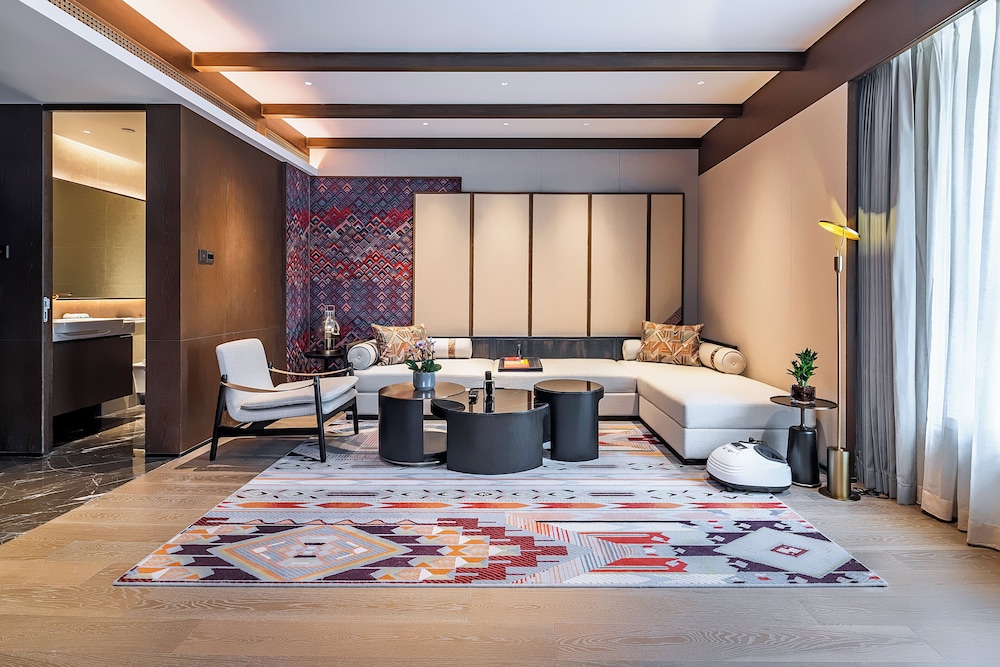 1 Bedroom Suite Dining - Photo 2