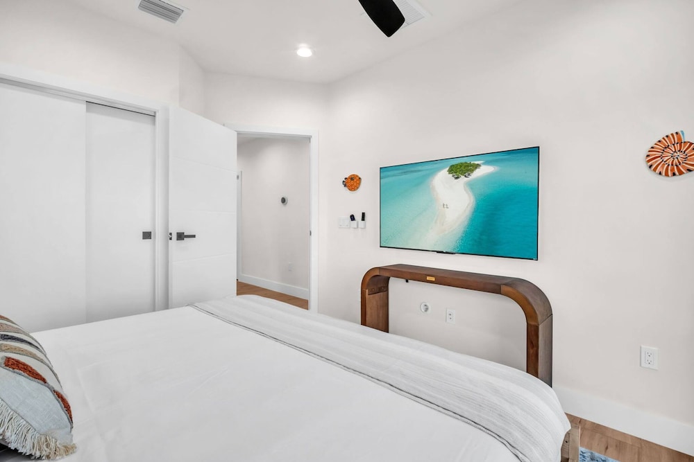 NEW 4 Bed 3 Bath Heated Salt Pool Walk2beach, Foto 28