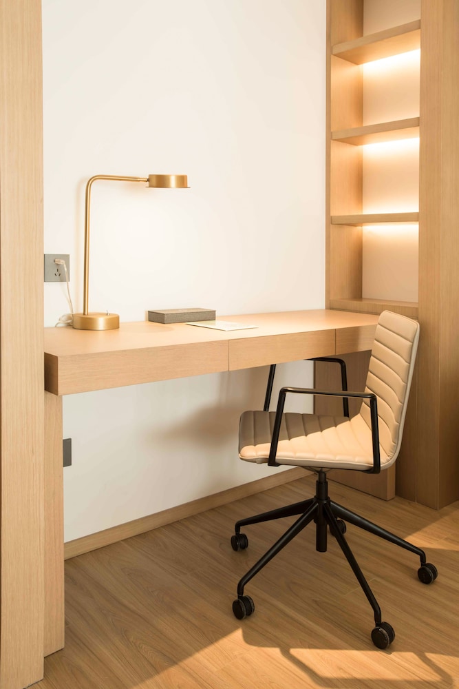 Suite, 1 Bedroom - Photo 2