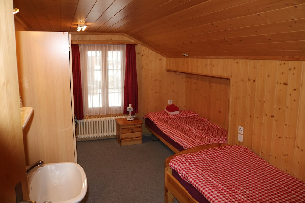 Twin Room, 2 Twin Beds, Shared Bathroom photo 1