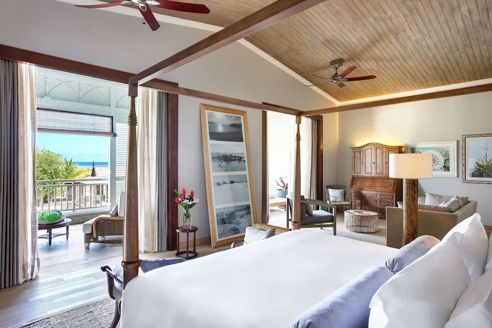 Suite, 1 King Bed With Sofa Bed