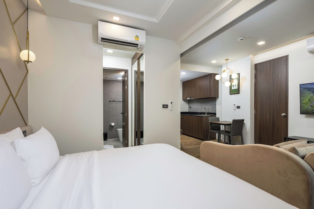 Deluxe Room, 1 King Bed, Pool Access - Photo 11