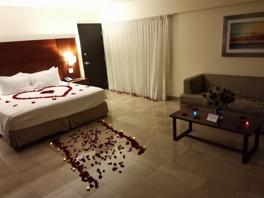 Suite, 1 King Bed with Sofa bed, Balcony, Partial Ocean View (Balcony) photo 3