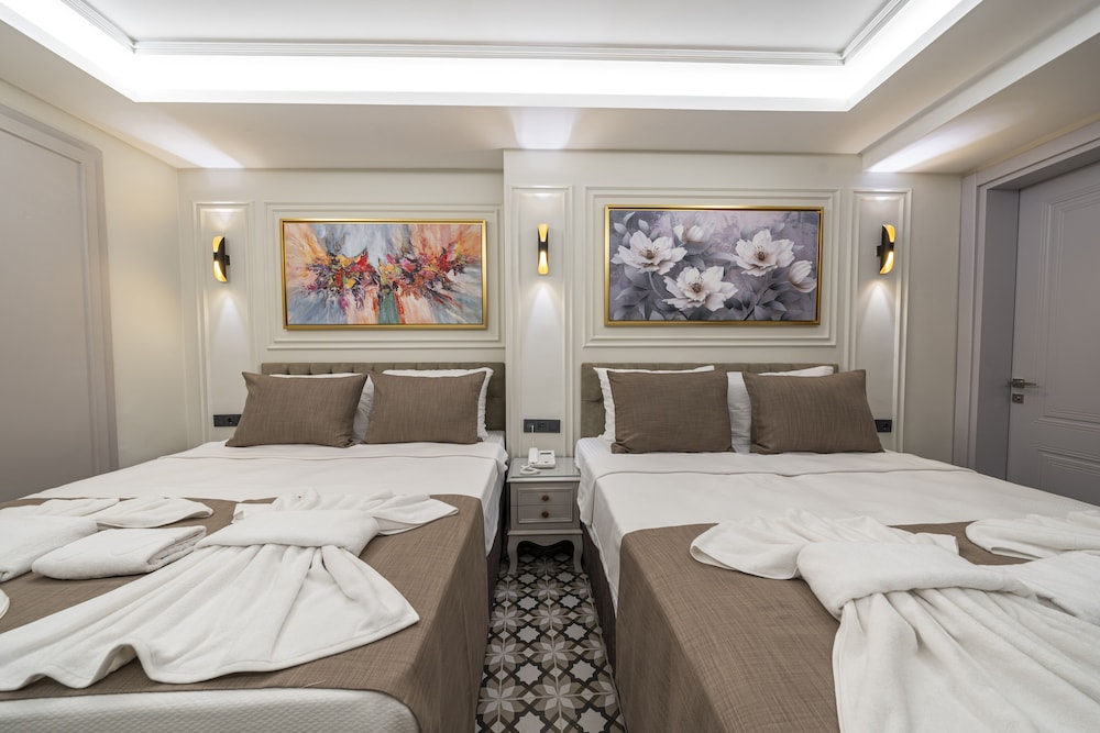 Family Room, 2 Queen Beds photo 3