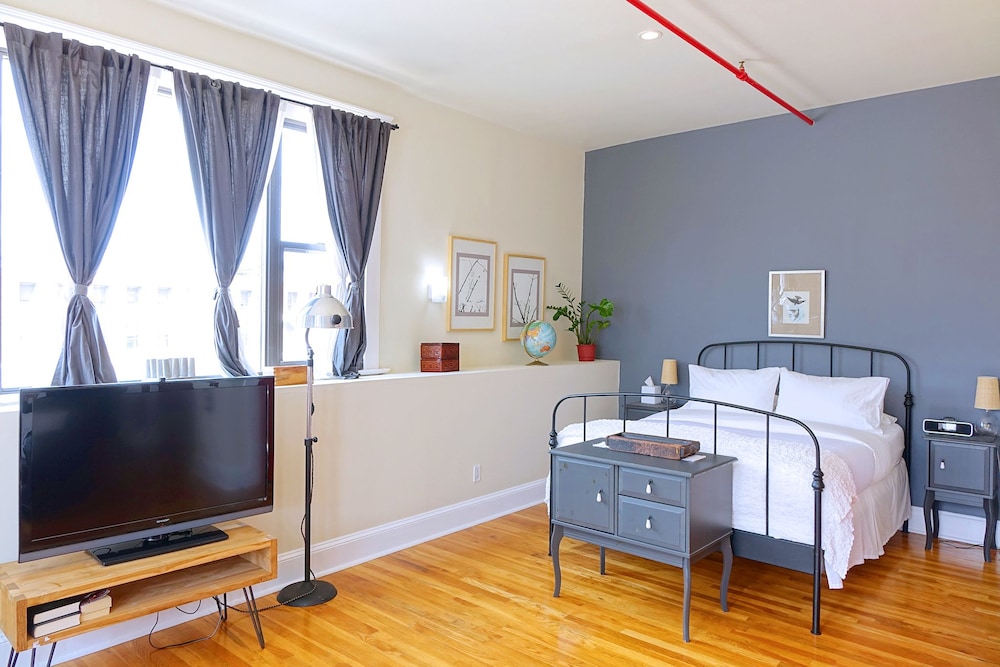 Premium Suite, 1 Queen Bed with Sofa bed - Photo 2