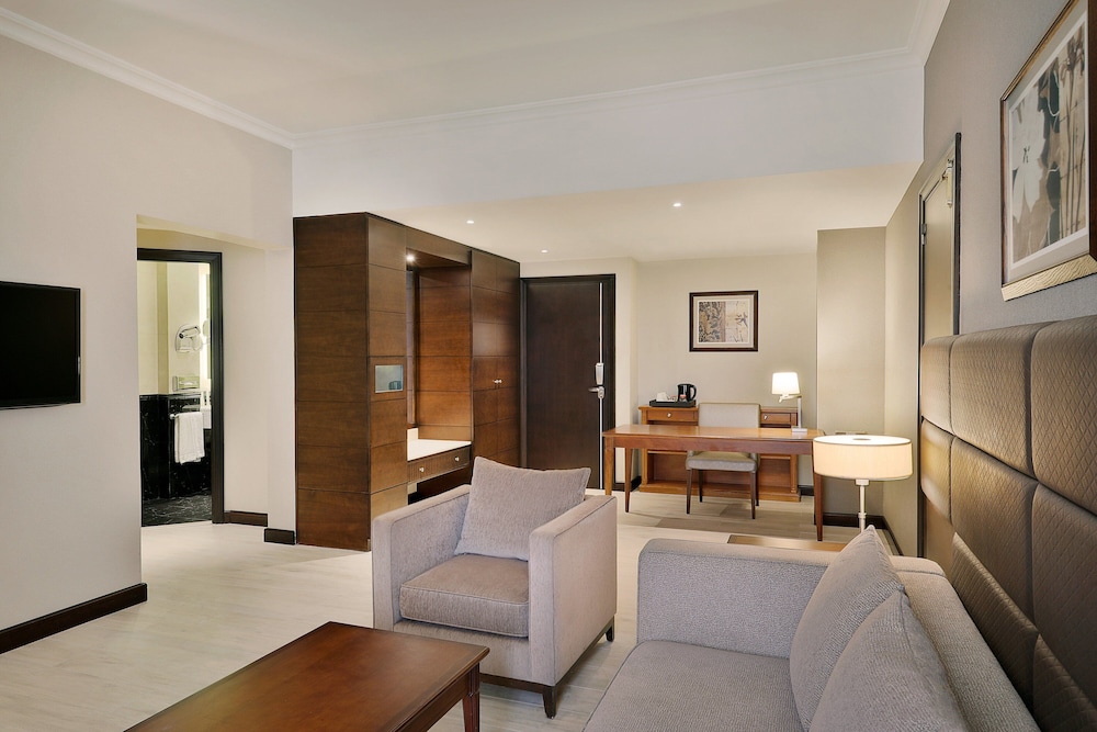 Executive Suite, 1 King Bed thumbnail 6