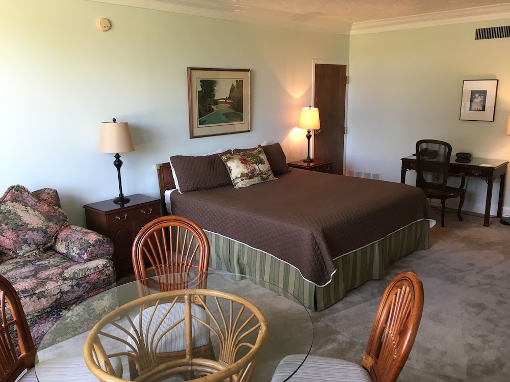 Studio Suite, 1 King Bed, Golf View photo 1