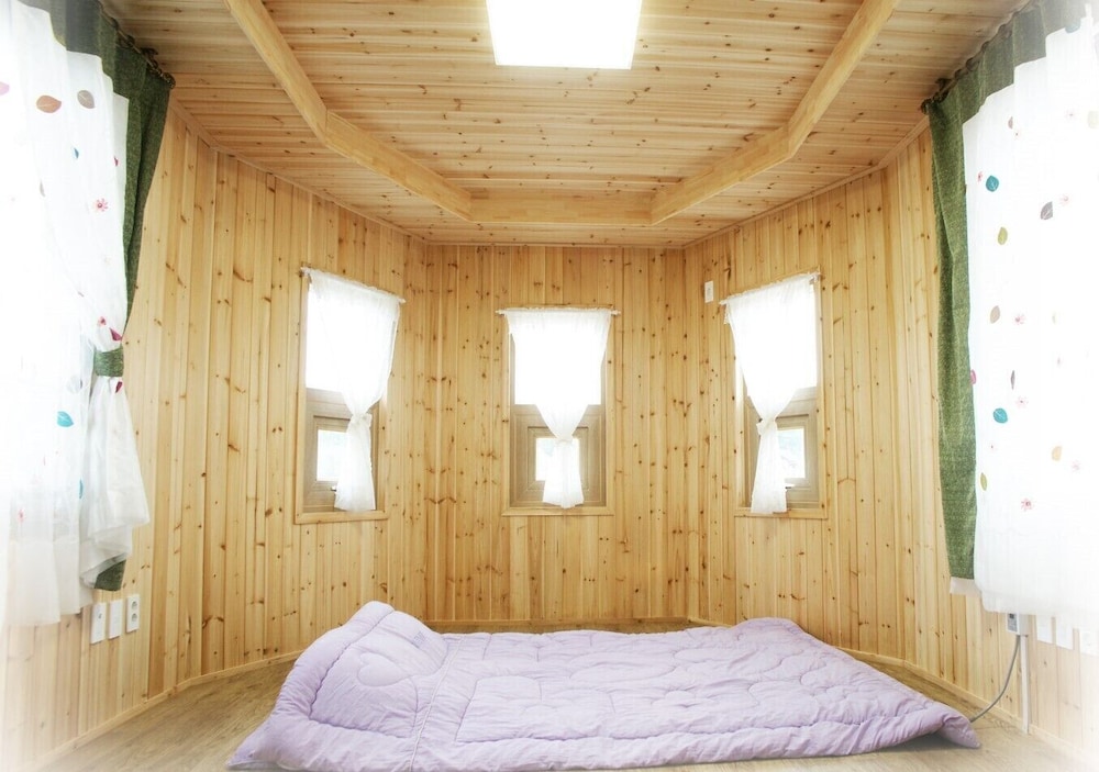 Room (A) photo 1