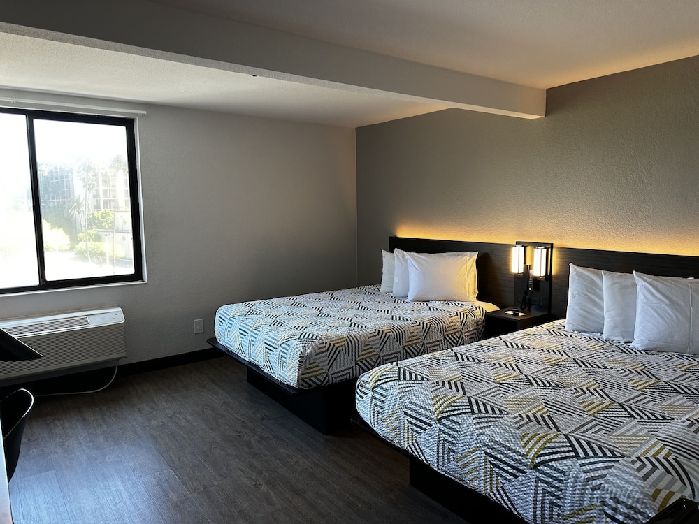Standard Room, 2 Queen Beds, Non Smoking, Refrigerator & Microwave photo 1