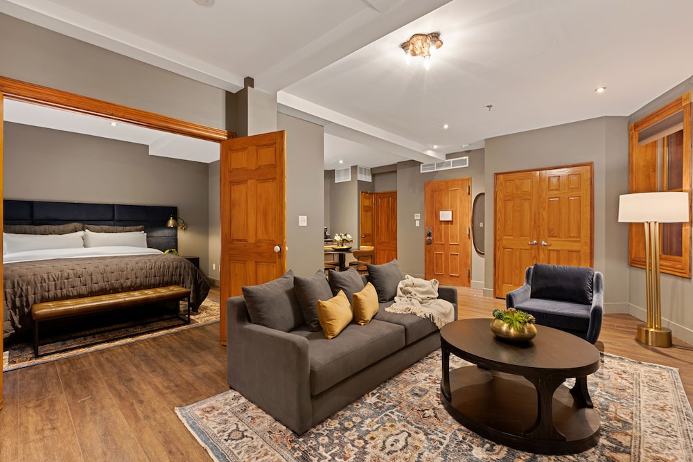 Luxury Family Suite with Patio photo 1