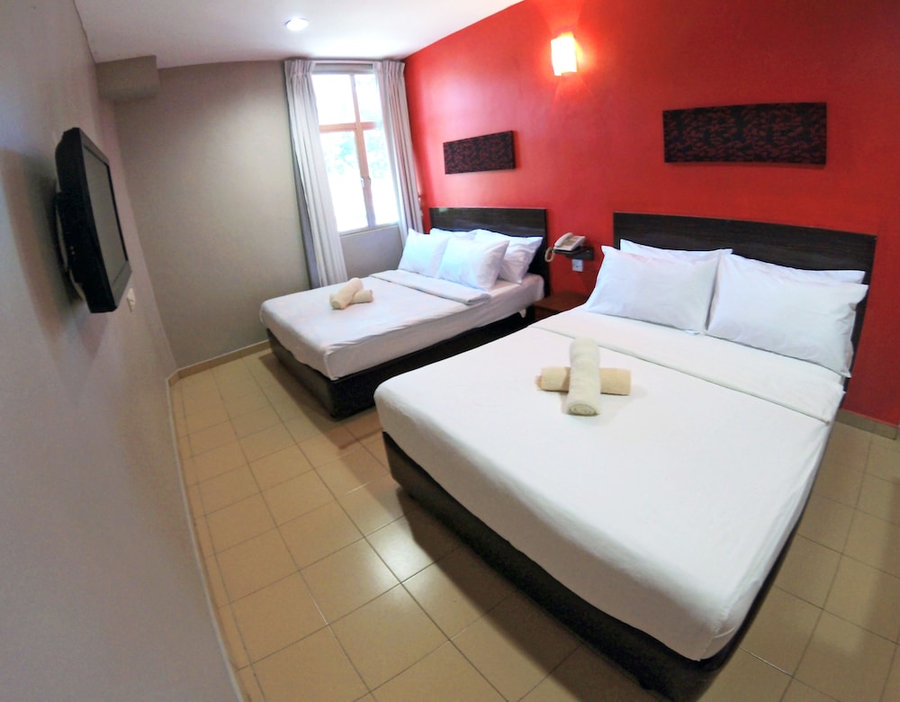Superior Double Room, 2 Queen Beds, Private Bathroom photo 3