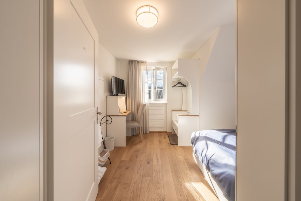 Grand Single Room, Non Smoking, Shared Bathroom photo 3