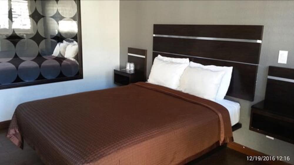 Basic Single Room, 1 Queen Bed, Non Smoking photo 1