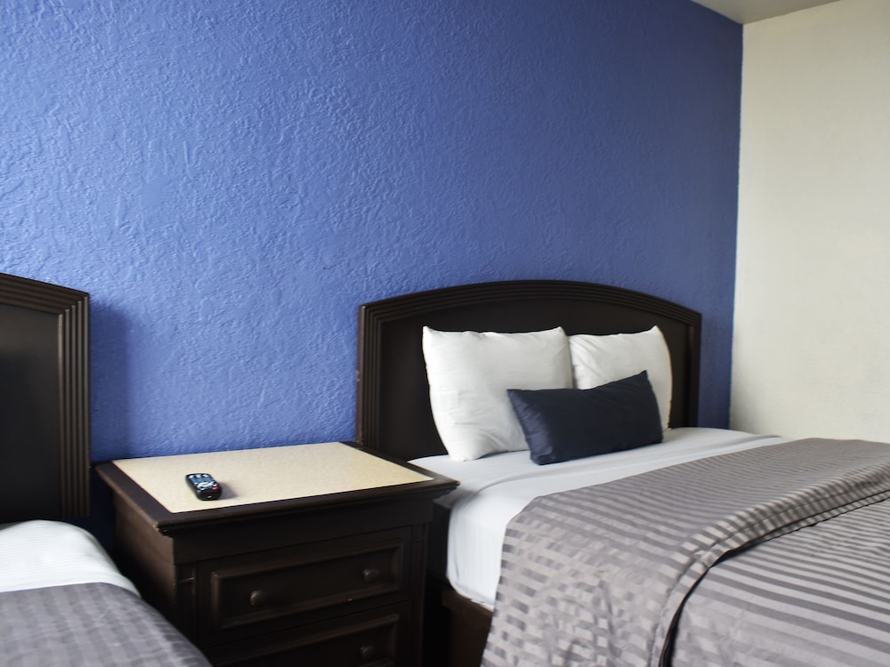 Standard Room, 2 Queen Beds photo 3