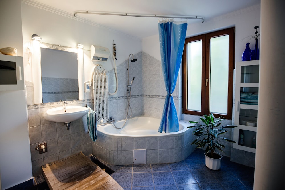Grand Apartment, Multiple Beds, Garden View photo 3