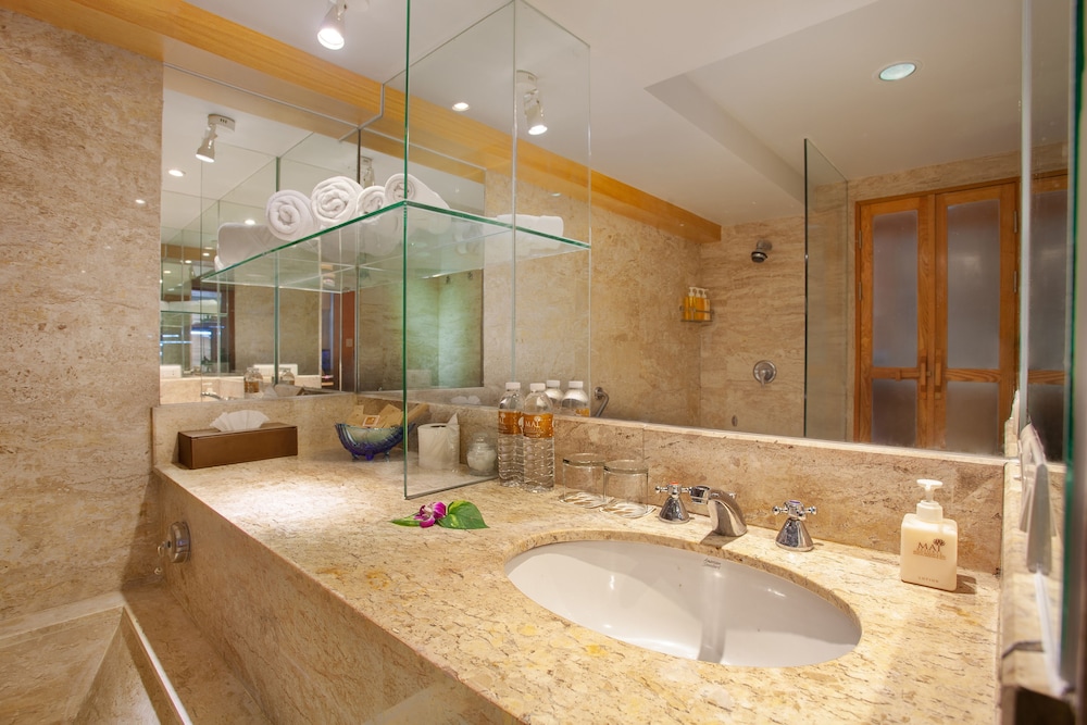 Deluxe with Bathtub - Photo 6
