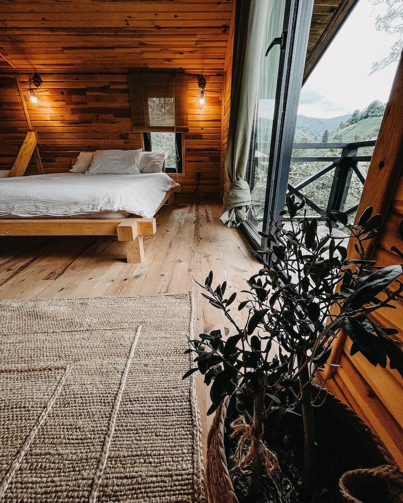 Deluxe Tree House
