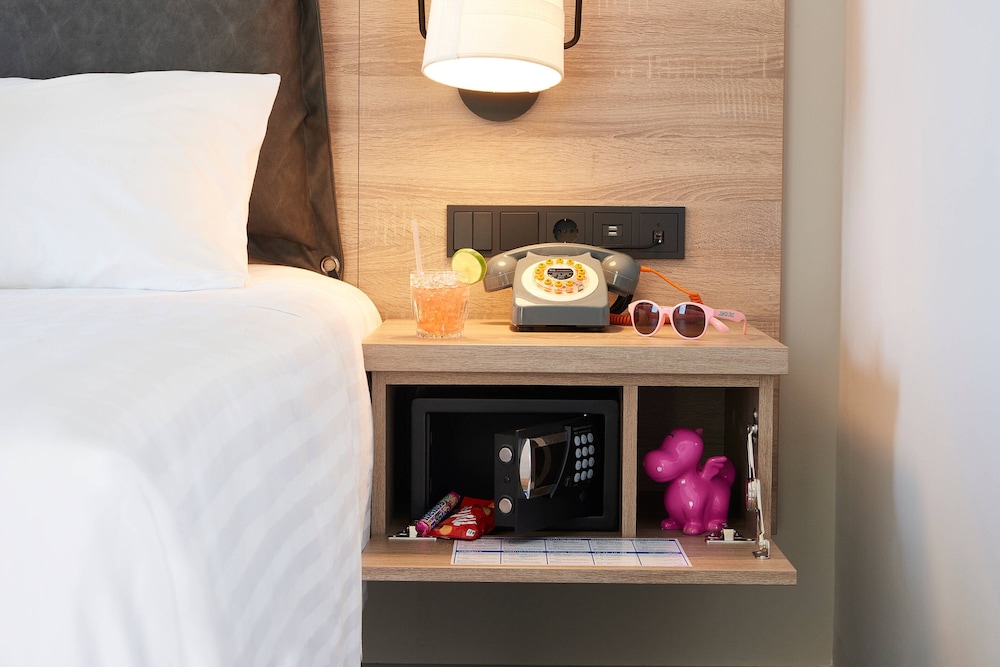 Standard Room, 1 Queen Bed thumbnail 6