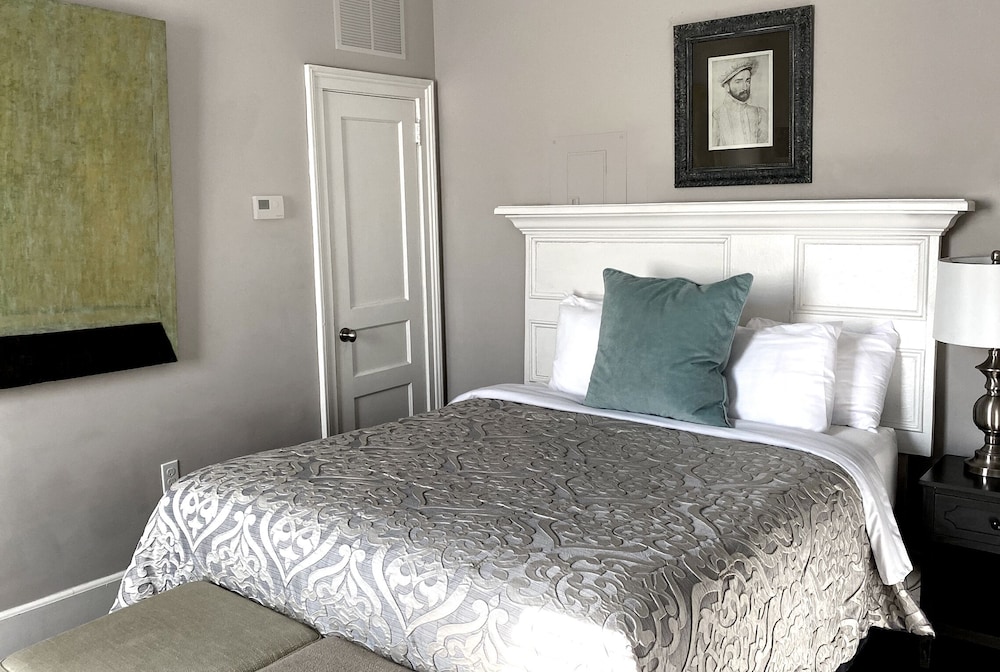 Room, 1 Queen Bed (The Meranda) photo 1
