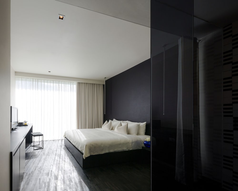 Deluxe Room, 1 King Bed photo 2