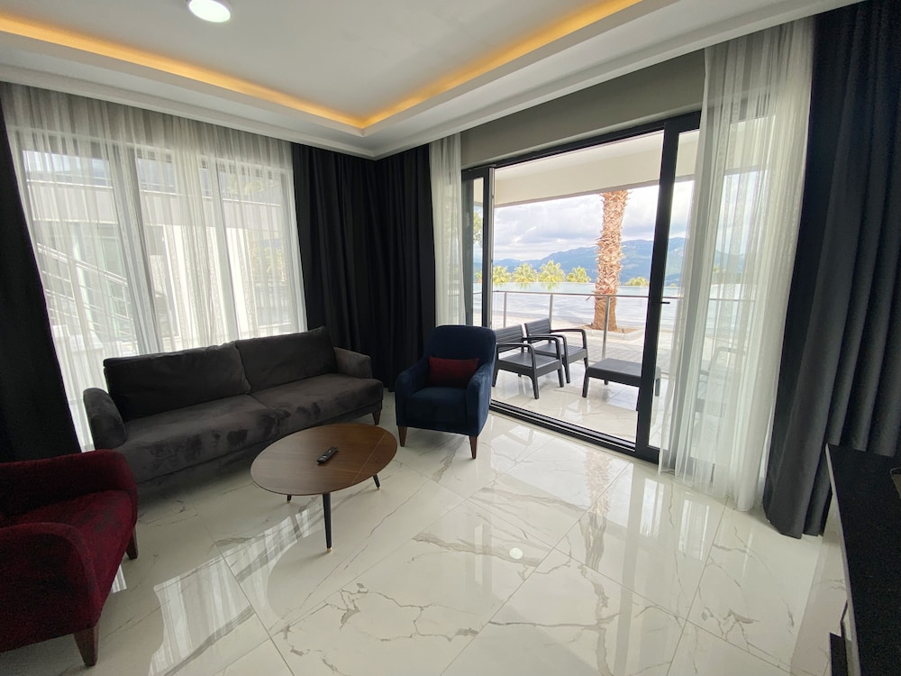 Standard Suite, 1 Bedroom, Balcony, Mountain View photo 1