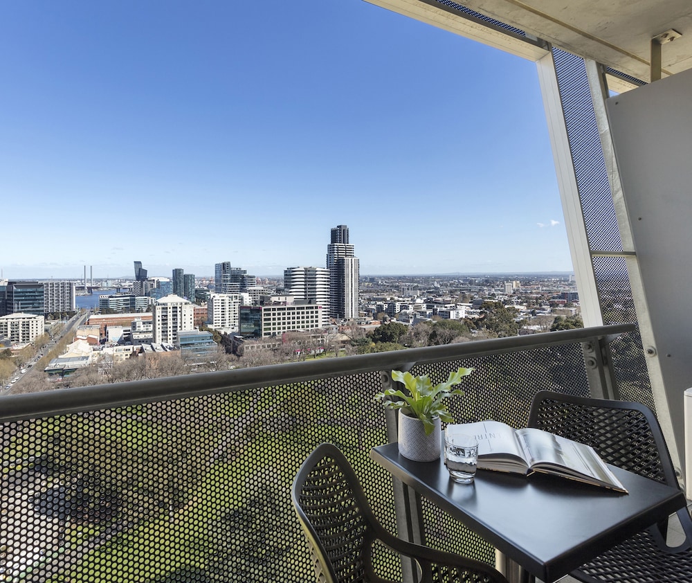Studio Apartment -Park View & Balcony thumbnail 6