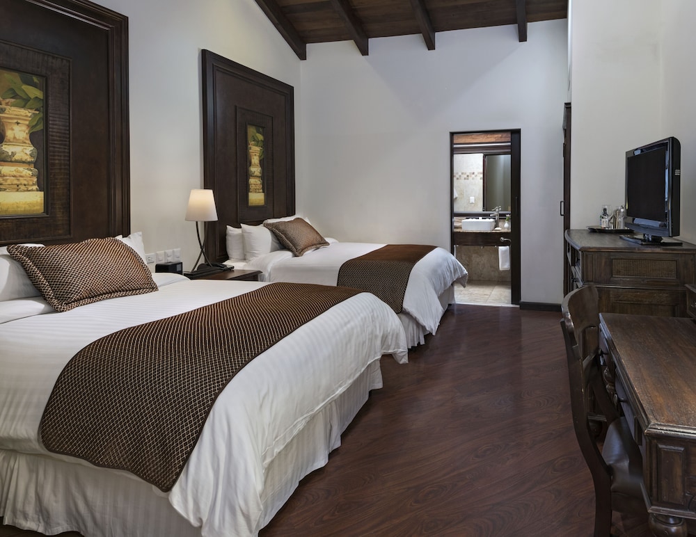 Deluxe Room, 2 Queen Beds - Photo 1