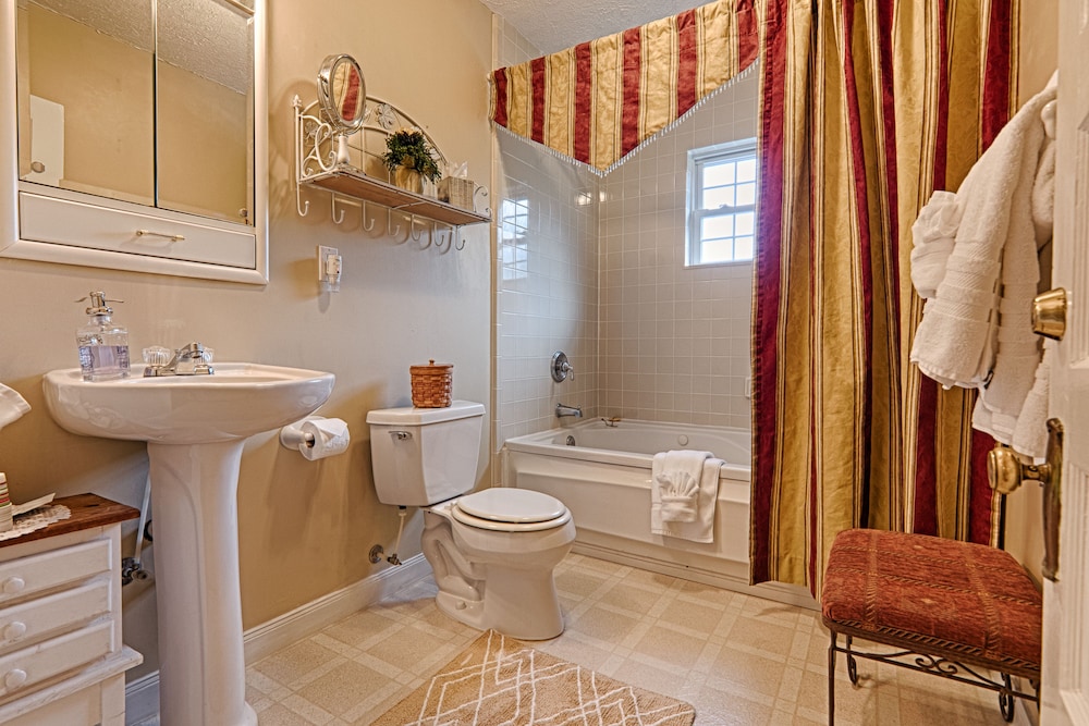 Romantic Studio Suite, 1 King Bed, Jetted Tub, River View photo 2