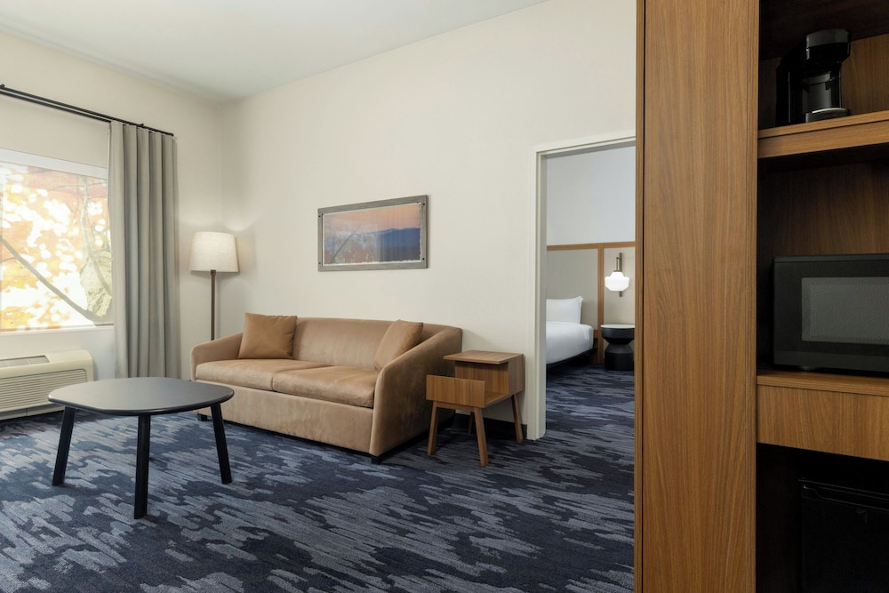 Suite, 1 King Bed - Photo 3