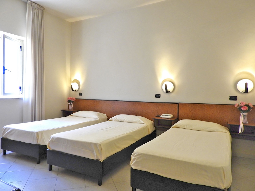 Basic Quadruple Room photo 3