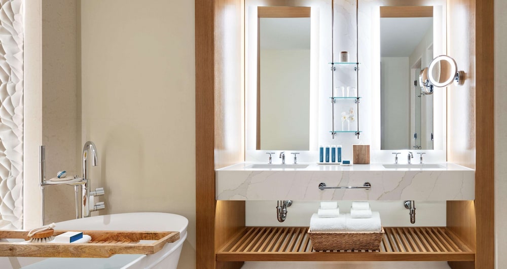 Bamboo Grove Swim-up Club Suite photo 2