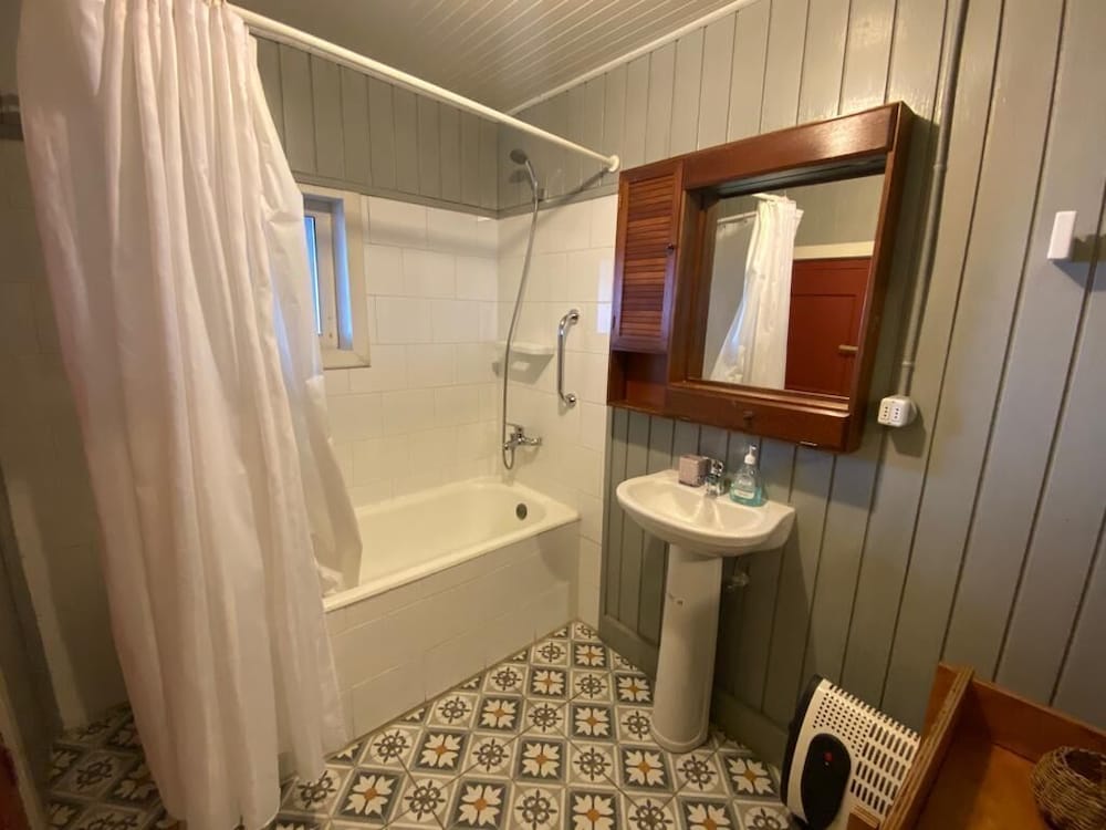 Room, 2 Twin Beds, Shared Bathroom photo 2