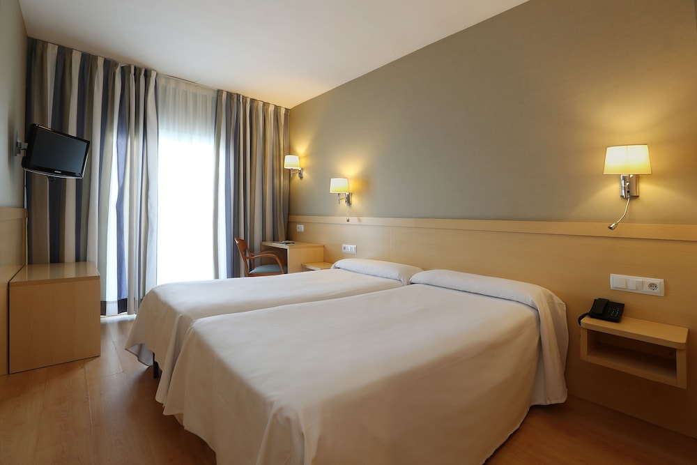 Classic Room (2 Adults + 1 Child) - Photo 4