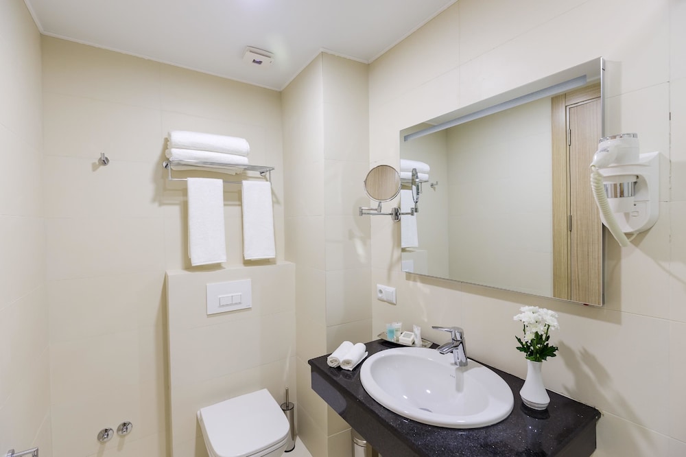 Junior Suite, 1 King Bed, Non Smoking, Balcony, photo 6
