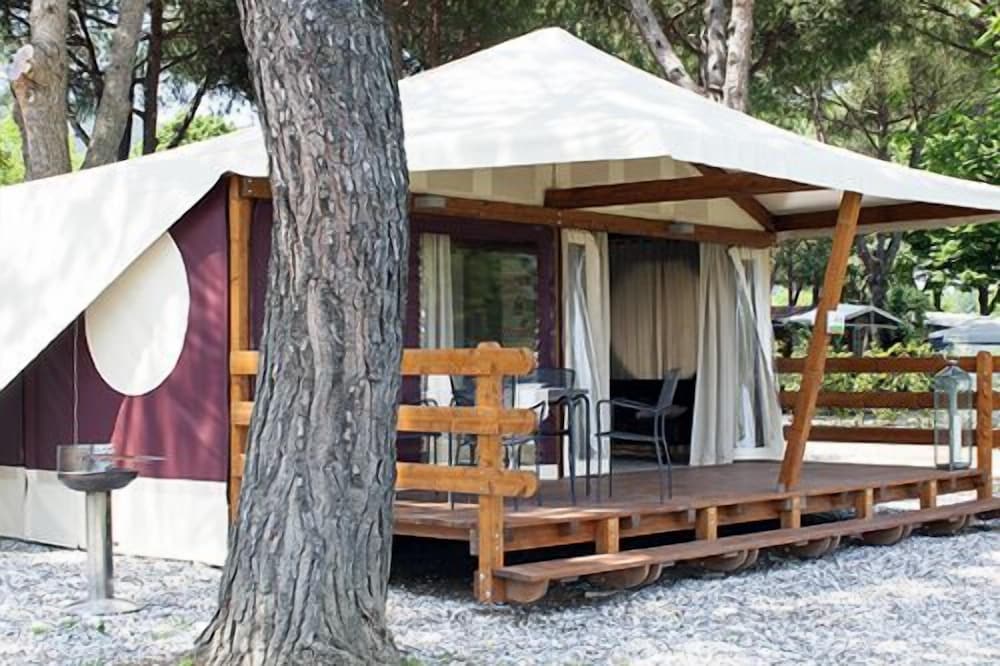 Deluxe Tent photo 2