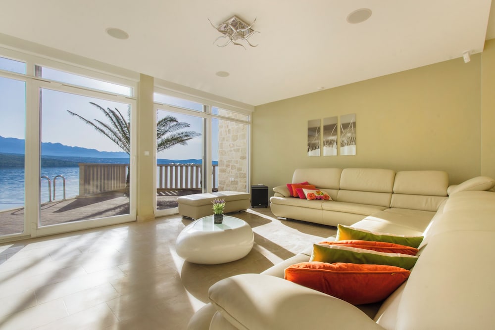 Villa, 4 Bedrooms, Accessible, Smoking photo 3